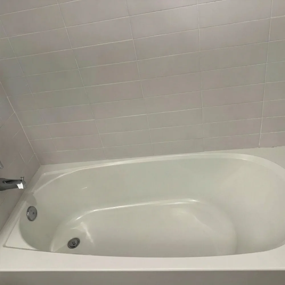 The same bathtub after a Clean My Mess deep cleaning — spotless